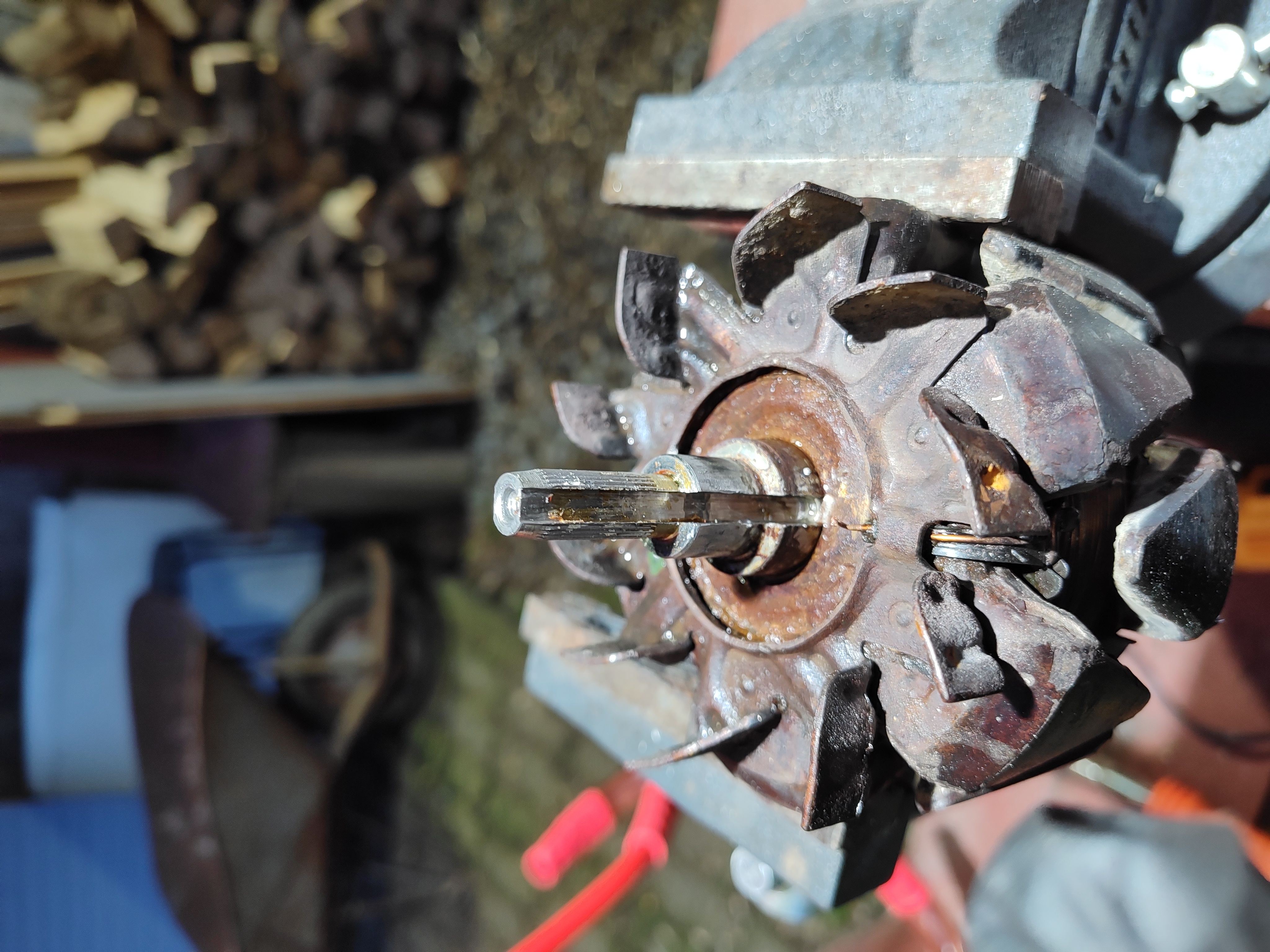 Rotor con eje desgastado antes de reparación